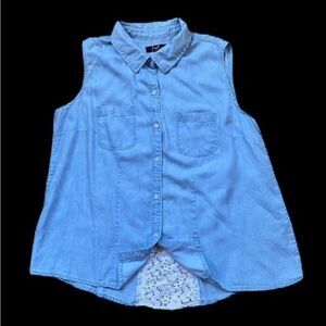Earl jean Denim Sleeveless Button Up Shirt Woman's Sz M  Blue Light Wash W/ Lace
